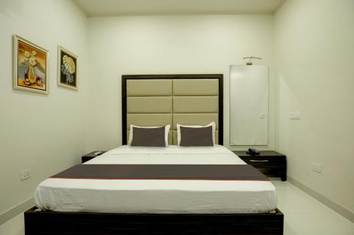 Super OYO Collection O Ovel Hotel Grand - Housity