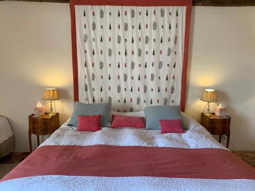Belle Chambre au château et sa salle de bain - Housity