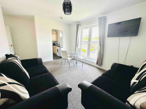 Two Bed Private Apartment - Walk to Stoke Hospital - Housity