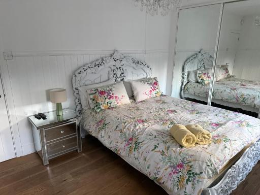 Wychwood A Beautiful Country Style Bungalow - Housity