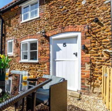 Pinnacle Cottage grade II listed home at the coast - Housity