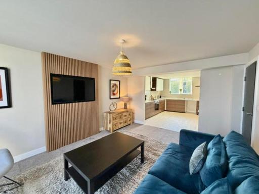 Contractor Accommodation Sleeps 7 - 4 Bathrooms - Parking For 3 Vans - Worksop - Housity