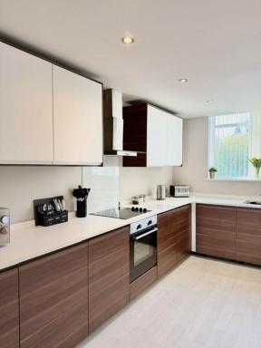 Contractor Accommodation Sleeps 7 - 4 Bathrooms - Parking For 3 Vans - Worksop - Housity