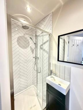 Contractor Accommodation Sleeps 7 - 4 Bathrooms - Parking For 3 Vans - Worksop - Housity