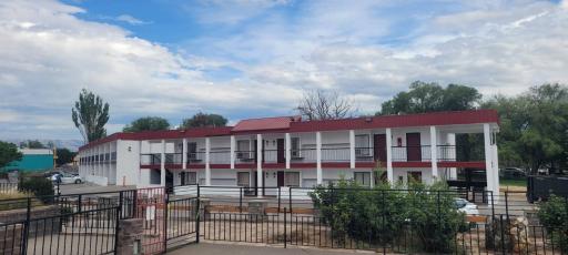 Red Arrow Inn & Suites - Housity