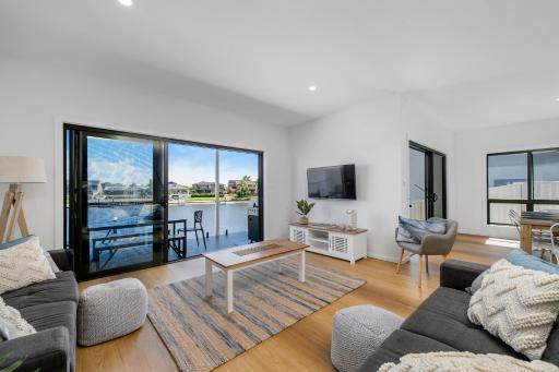 Reflections on the water - Housity