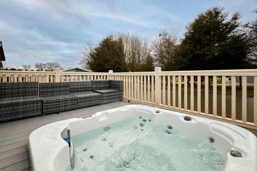 Lakeshore Lodge with Hot Tub - Housity