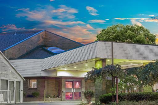 Skylight Inn Willoughby - Cleveland Mentor - Housity