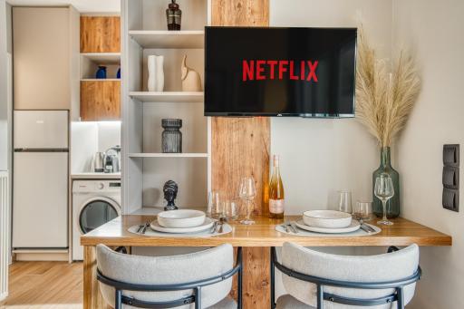 Modern City Studio with Balcony Columbus Apartment - Housity
