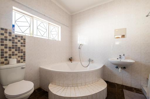 Kate's Nest Guesthouse & Backpackers - Housity