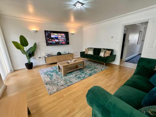 Luxury 4-Bed House in Dagenham, United Kingdom - Housity