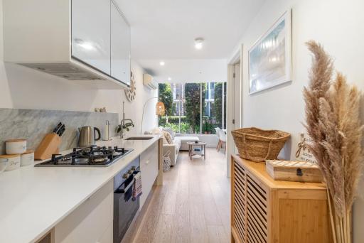 Beach Brighton 1-Bed Apartment with Balcony - Housity