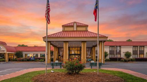 Village Inn Clemmons-Winston Salem, Trademark by Wyndham - Housity