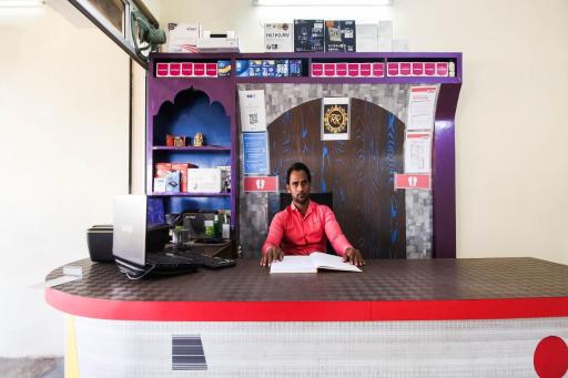 SPOT ON 76717 Hotel Rr Inn - Housity