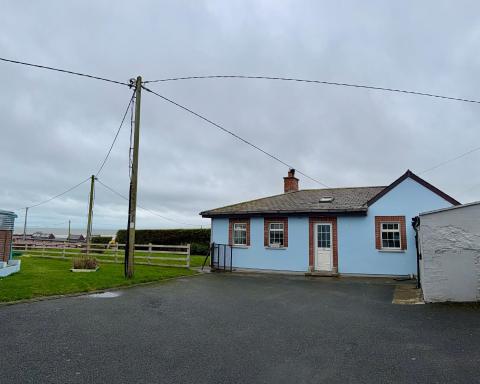Beachfront Beachfront Cottage - 3 bedrooms - Housity