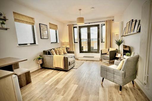 The Penthouse Margate, Balconies, Sea View, Gated Parking, Air Con! - Housity