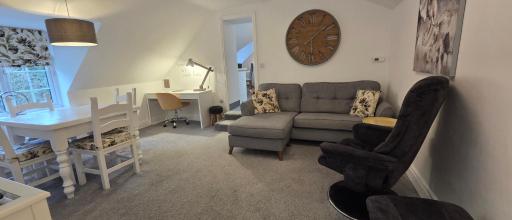Modern and spacious 2 bedroom apartment with free parking - Housity