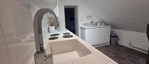 Modern and spacious 2 bedroom apartment with free parking - Housity