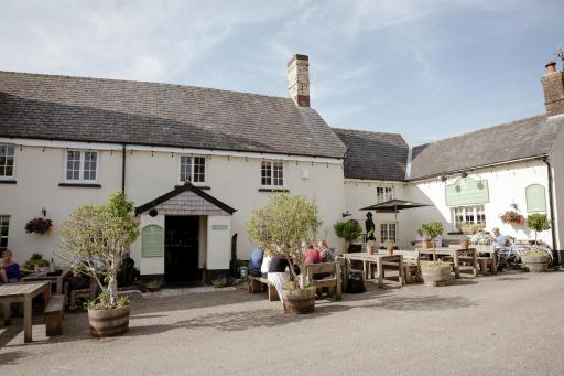 The Half Moon Inn - Housity