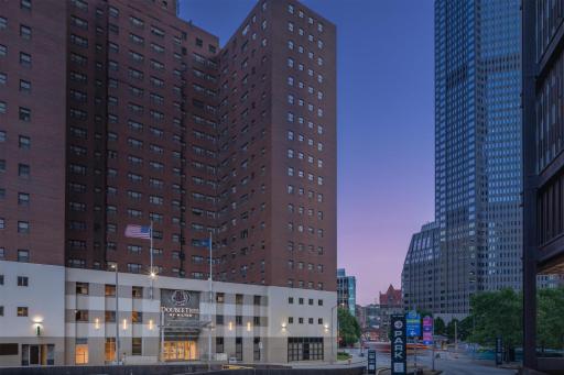 DoubleTree by Hilton Hotel & Suites Pittsburgh Downtown - Housity