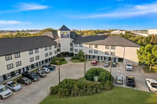 Days Inn & Suites by Wyndham DeSoto - Housity