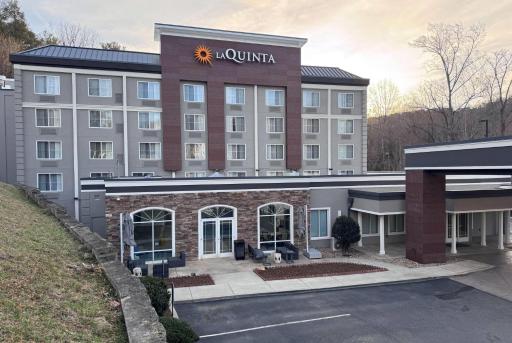 La Quinta Inn & Suites by Wyndham Downtown Asheville - Housity