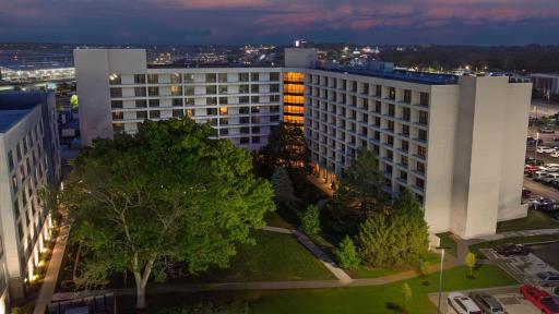 Hilton St. Louis Airport - Housity