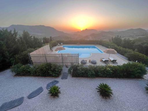 Sicilian Villa 5 BR Pool Jacuzzi Gym Sauna - Housity