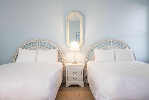 Deluxe Queen at the Curry Mansion - Parking & Heated Pool! - Hizvo