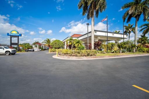 Days Inn by Wyndham Florida City - Housity