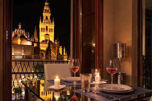 Luxury Apartment with views to Alcazar, Cathedral and Giralda. - Housity