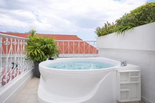 AmazINN Places Rooftop and Jacuzzi VII - Housity