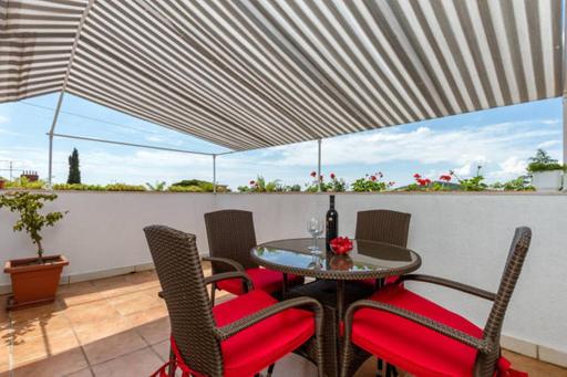 Apartment Palm Penthouse Terrace - Housity