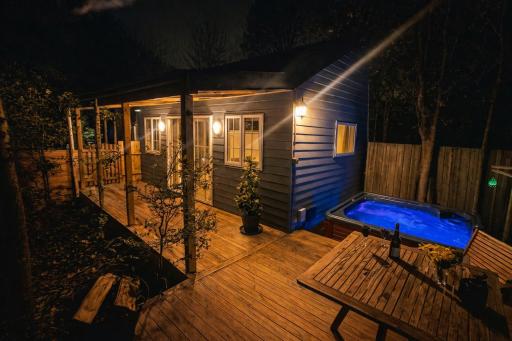 Cranford Cottages and Motel - Housity