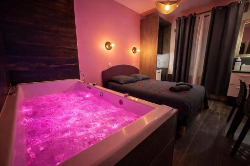 LOVE ROOM - SPECIAL AMOUREUX - HYPER CENTRE - Lorient - Housity