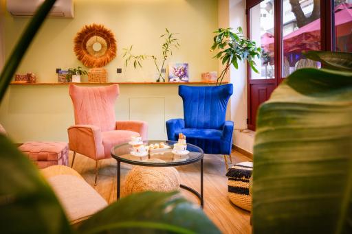 The Maroon Bottle Luxury Suites - Housity
