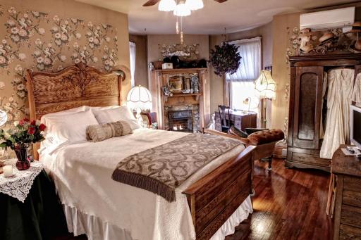 The Queen, A Victorian Bed & Breakfast - Housity