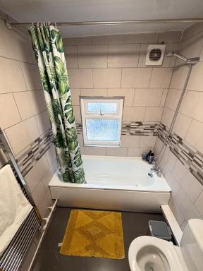Homey Studio in Newport Perfect for Couples & Travelers - Housity