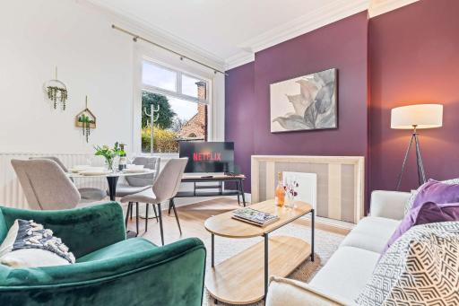 Charming and Spacious Home in Cradley Heath by 53 Degrees Property Sleeps 8 - Housity