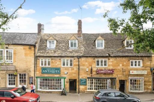 Moreton High Street - Sleeps 10, with private garden - Housity