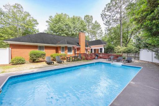 Market District Pool House - Housity