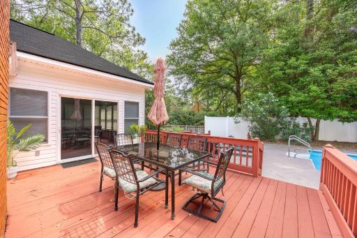 Market District Pool House - Housity