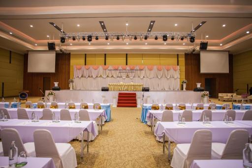 Royal Nakhara Hotel and Convention Centre - Housity