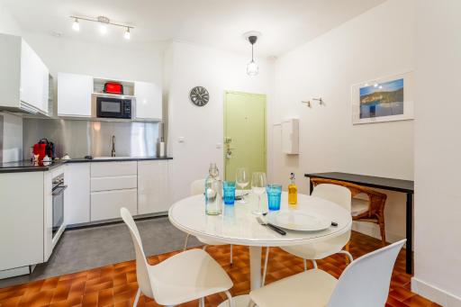 GRAND APPARTEMENT LUMINEUX POUR 2 à 4 PERSONNES A AVIGNON INTRA-MUROS WiFI GRATUIT - Housity