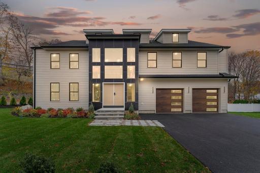 Elegant & Spacious Stay in the Heart of Needham - Housity