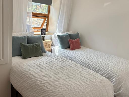 2 Bed Cottage near Sheffield and M1 - Housity