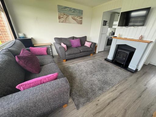 Chalet 319, Hemsby - Two bed chalet, sleeps 5, pet friendly, bed linen and towels included - Housity