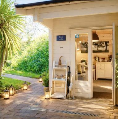 Duck Lodge B&B with Hot Tub - Housity
