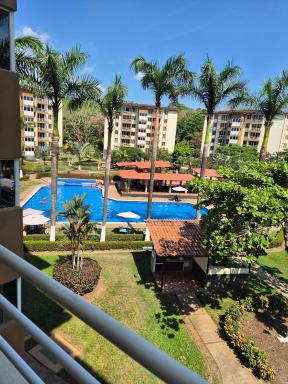 Family condo, pool, beach and surf - Housity