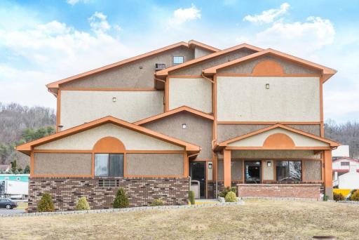 Super 8 by Wyndham Bedford - Housity